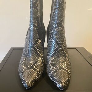 Steve Madden Stylish Black Snake Print Women's Boots. Size 8.5